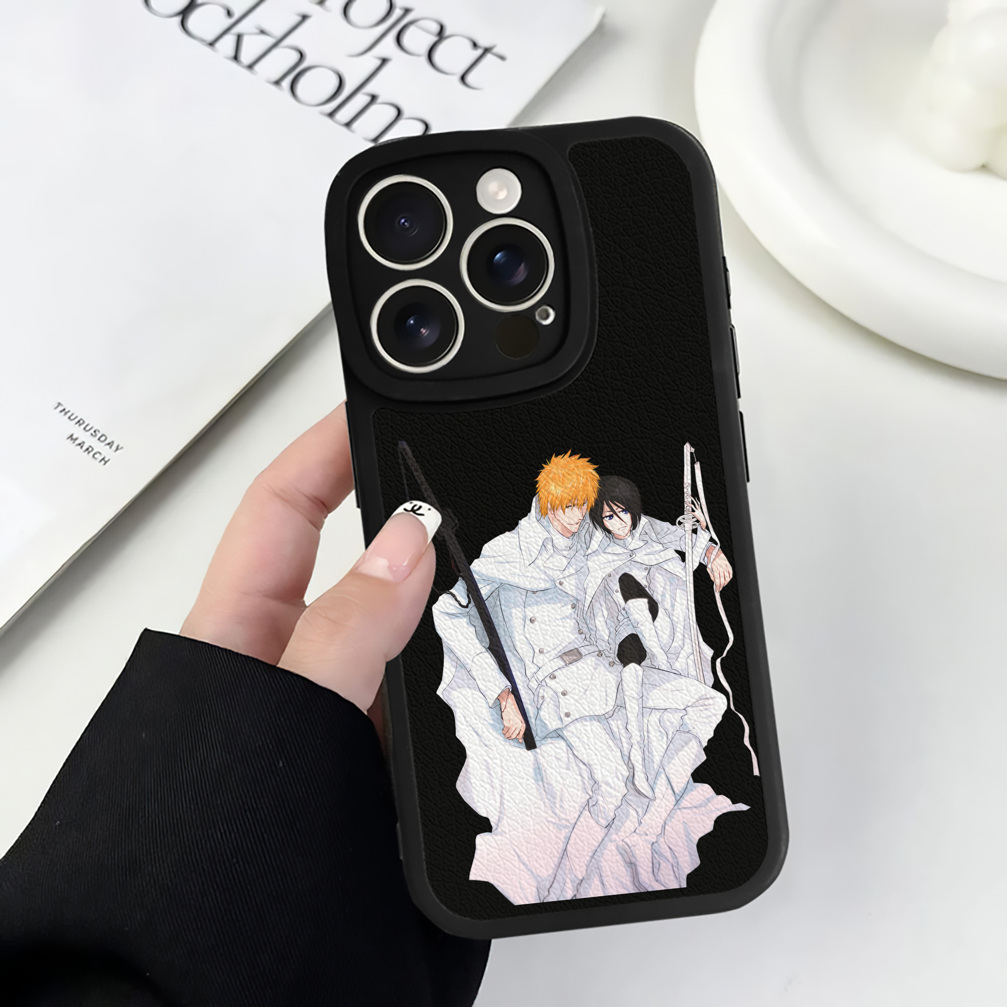 ブリーチ 黒崎一護（くろさき いちご）BLEACH Kurosaki Ichigo 【iPhone 16シリーズ対応】シリコンスマホケース（レザー調） 材質：シリコン